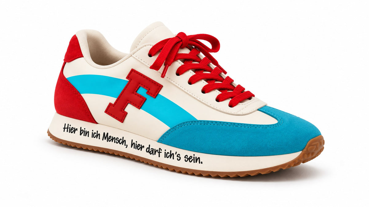 F/LOW Sneaker Dreiviertelansicht mit Goethe-Zitat auf der Sohle