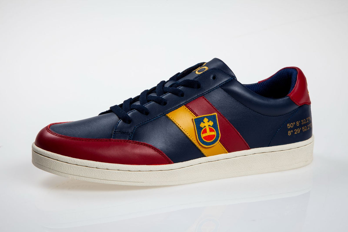 SO! Bad Soden Sneaker: marineblaues Leder mit weinrotem und goldenem Streifen und gesticktem Stadtwappen.