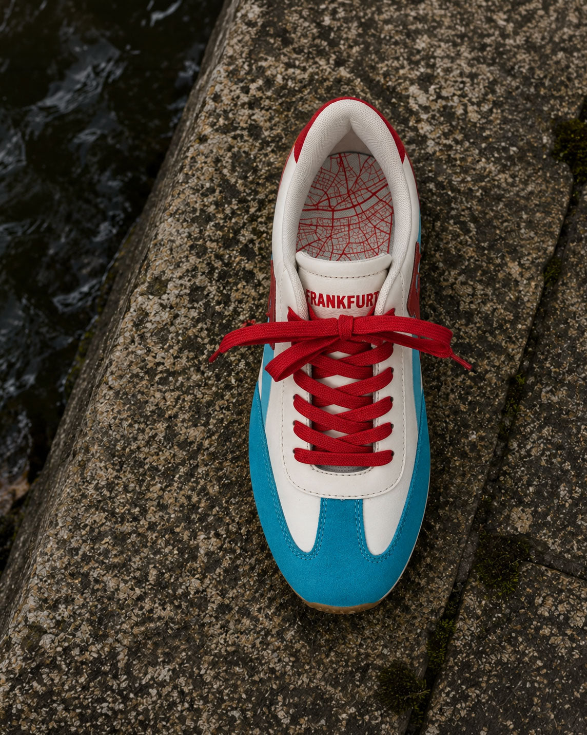 F/LOW Sneaker am Flussufer von oben