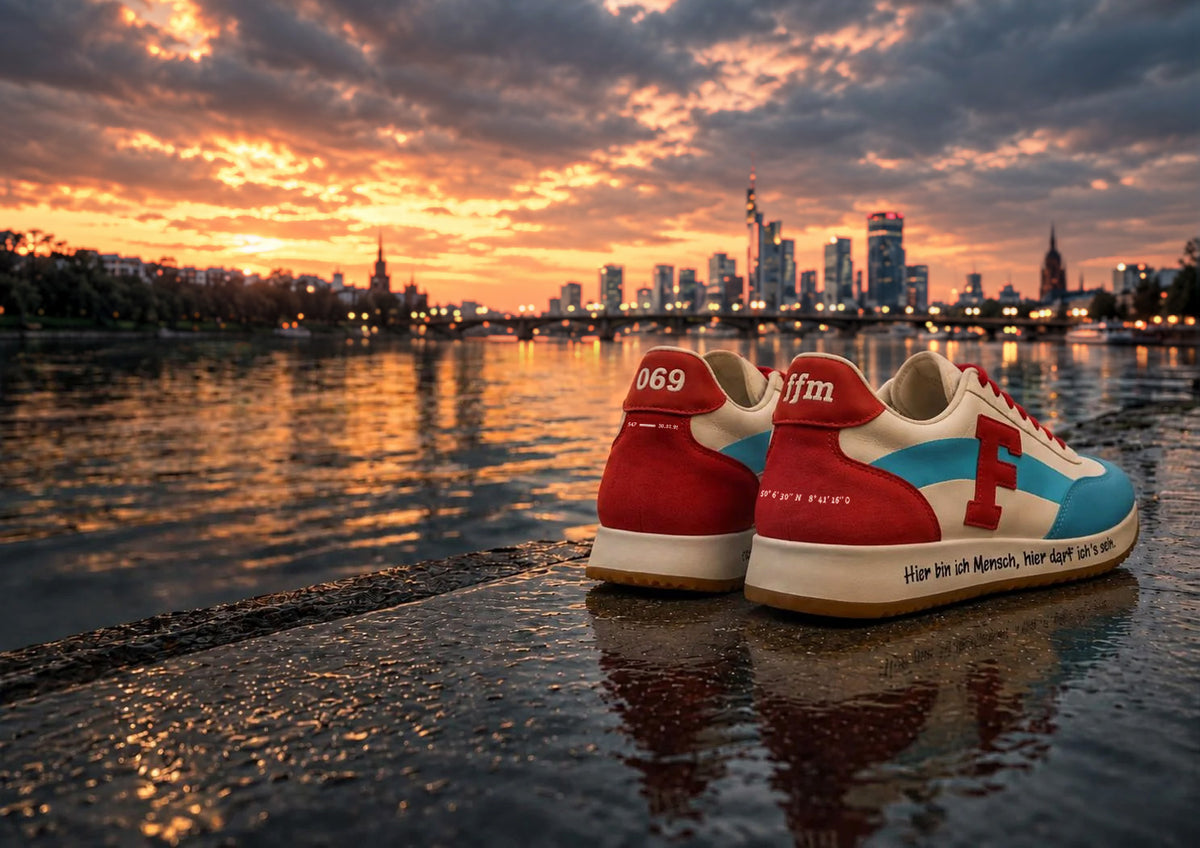 F/LOW Sneaker am Mainufer mit Frankfurter Skyline im Hintergrund