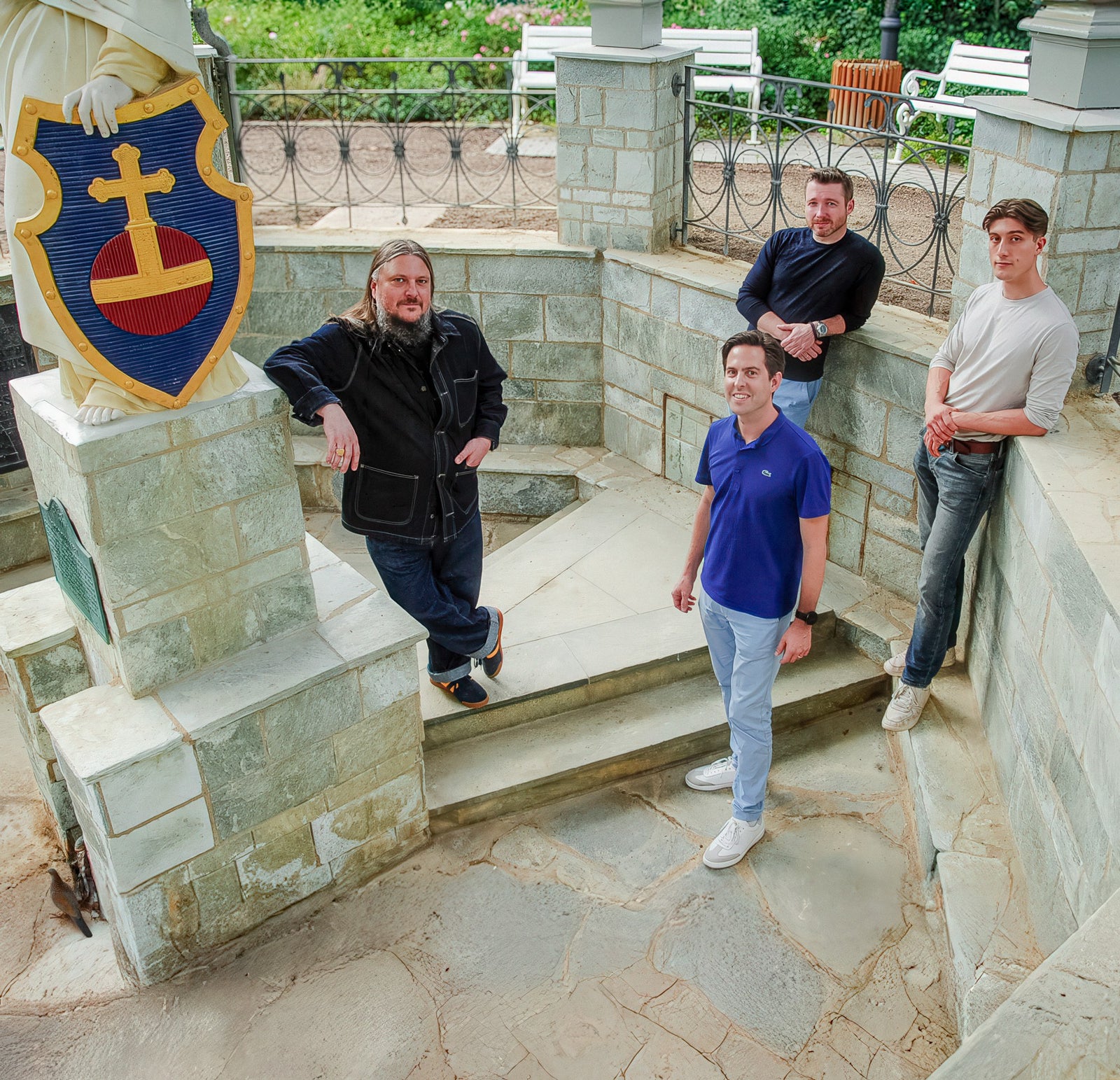 Vier Personen des SO!-Teams am Bad Sodener Denkmal mit dem Stadtwappen.