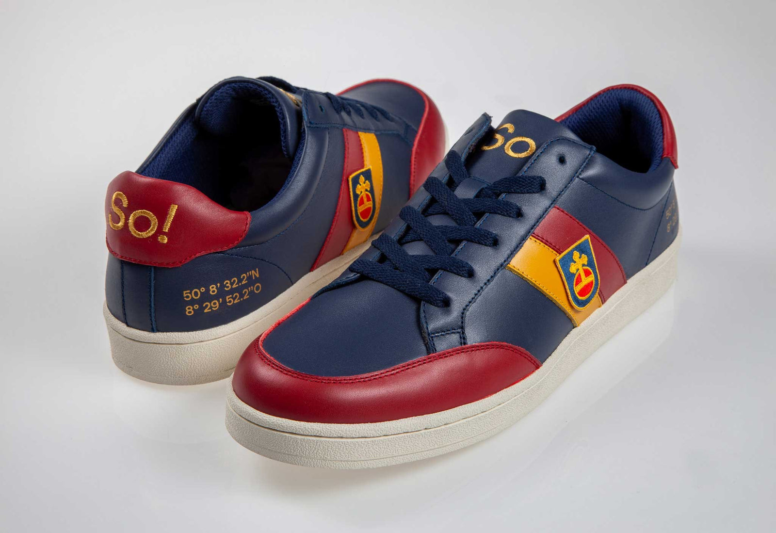 Beide SO! Bad Soden Sneaker nebeneinander, Seiten- und Fersenansicht.