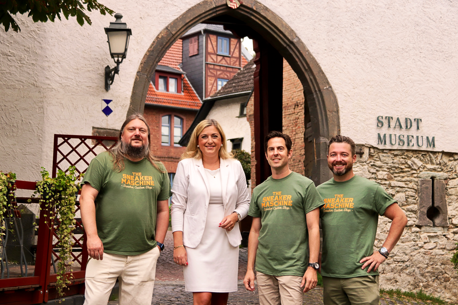 Die Bürgermeisterin von Königstein im Taunus mit dem K///STRIPE Sneaker, aufgenommen in Königstein.