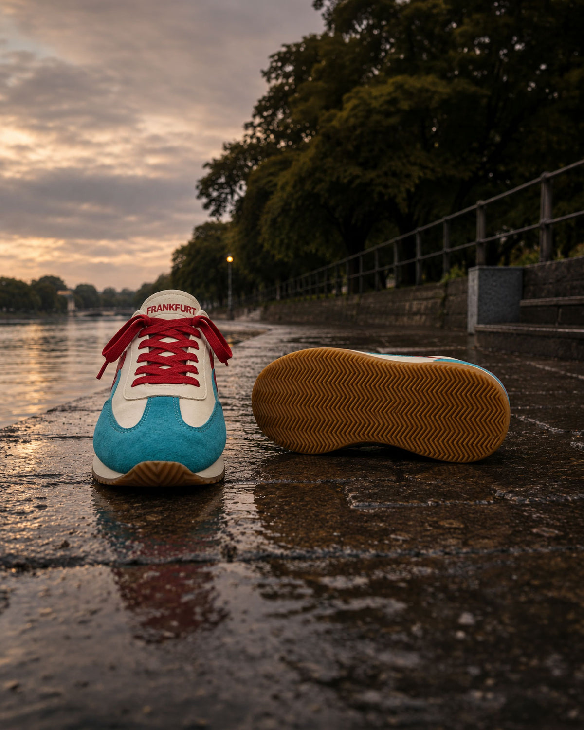 F/LOW Sneaker am nassen Frankfurter Uferweg im Abendlicht